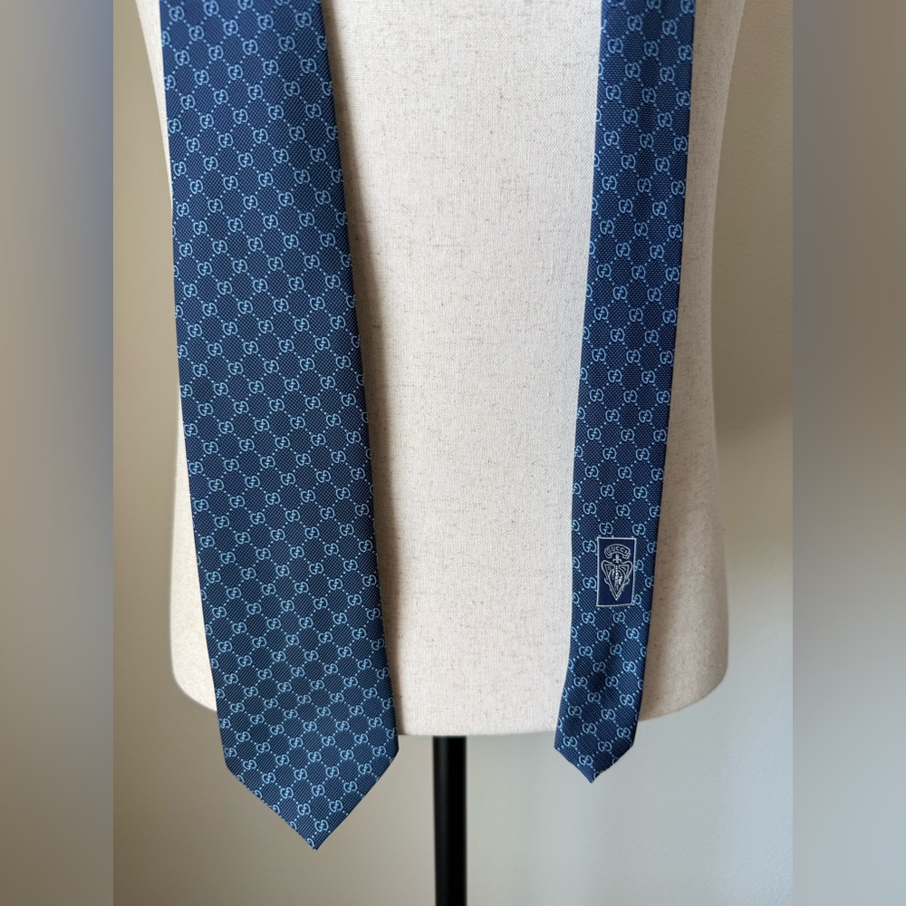 Gucci GG Navy Blue Silk Tie Like New - Picture 6 of 11